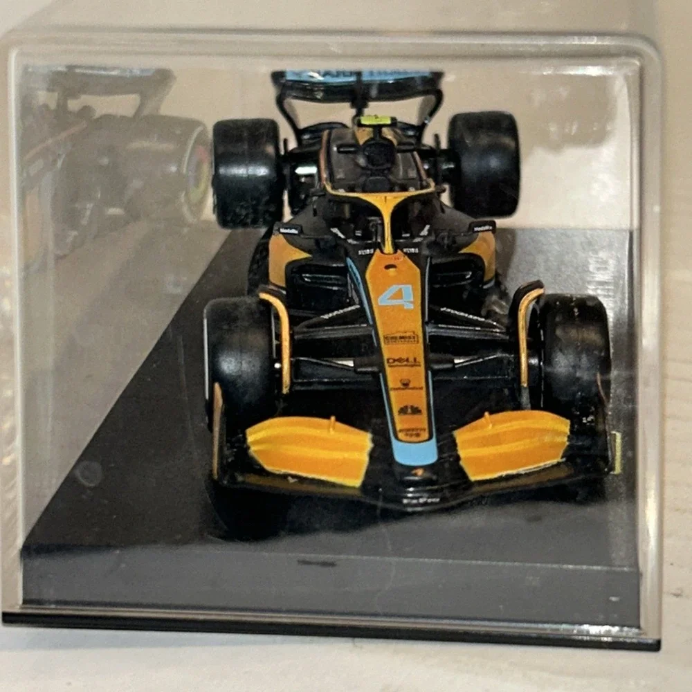McLaren MCL36, #4 Lando Norris‎ F1 2022, Bburago Hardcase mit Fahrer 1:43